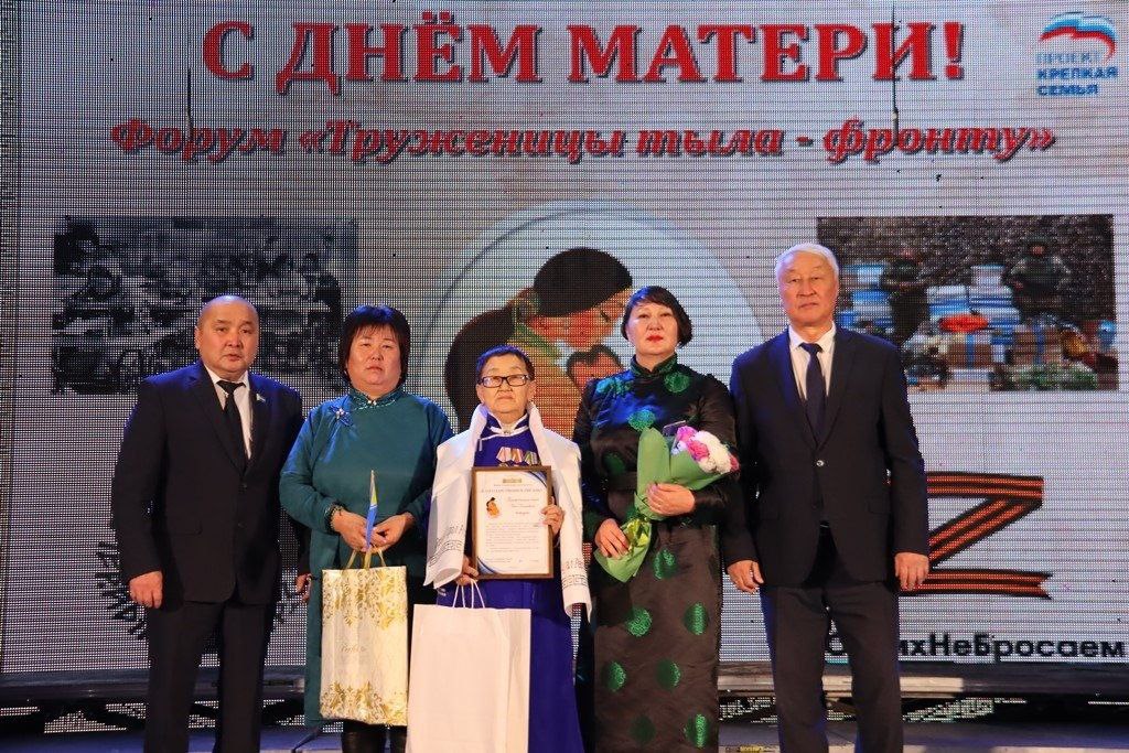 В Туве отметили женщин, помогающих фронту В Туве отметили женщин, помогающих фронту