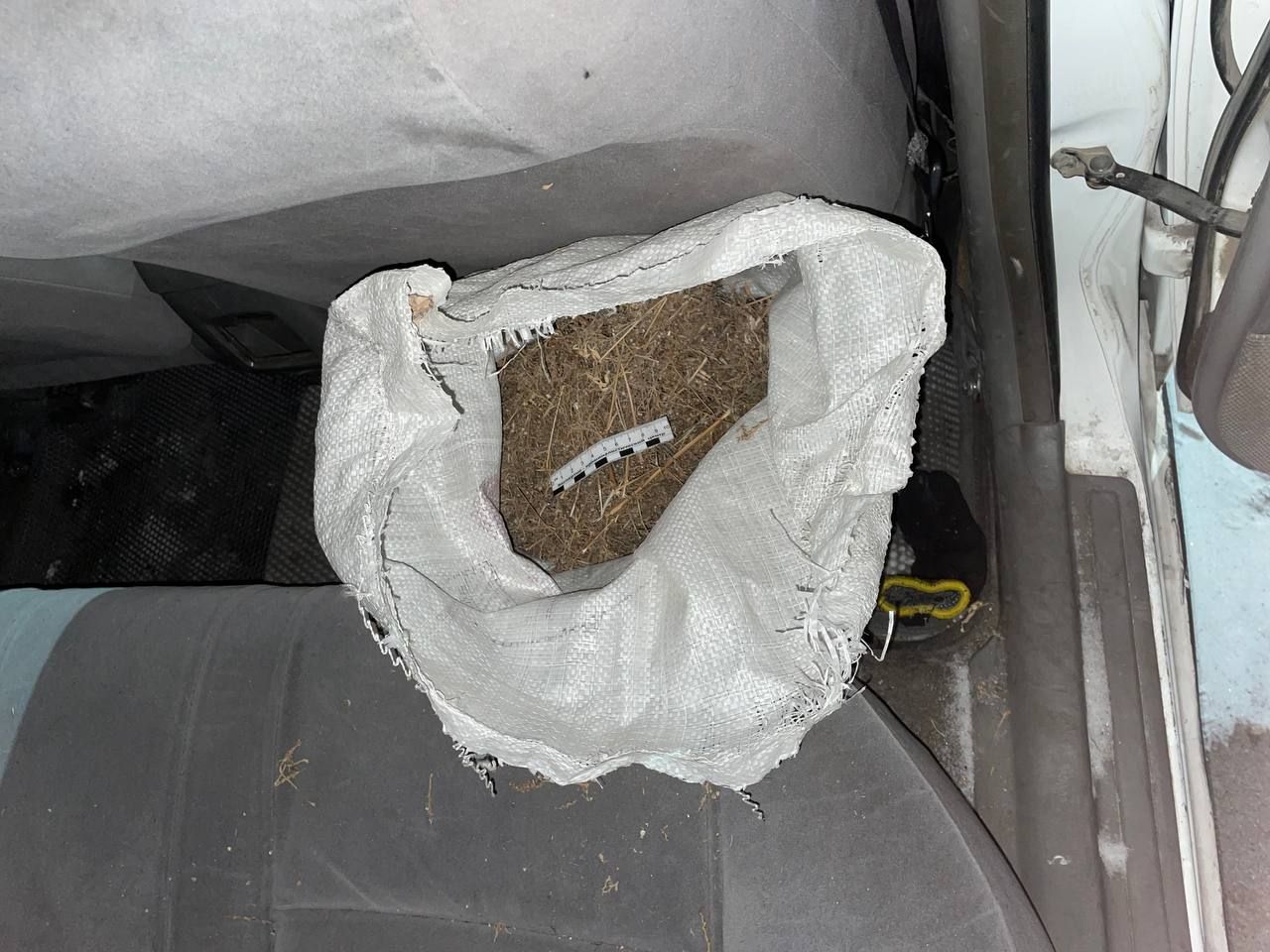 Сотрудниками подразделений по борьбе с незаконным оборотом наркотиков задержан мужчина, перевозивший в автомобиле более 1,5 кг марихуаны Сотрудниками подразделений по борьбе с незаконным оборотом наркотиков задержан мужчина, перевозивший в автомобиле более 1,5 кг марихуаны