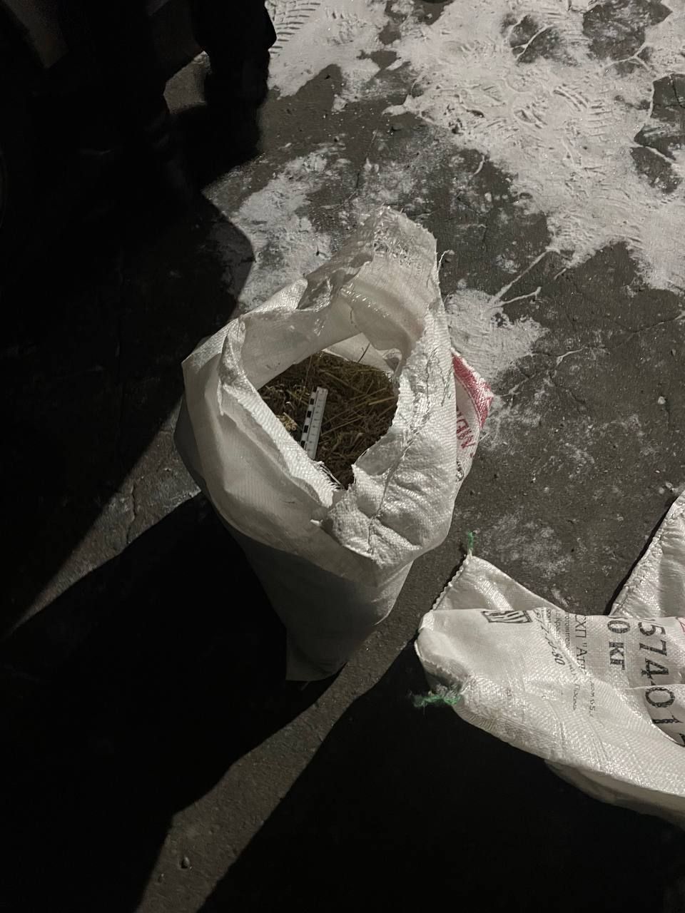 Сотрудниками подразделений по борьбе с незаконным оборотом наркотиков задержан мужчина, перевозивший в автомобиле более 1,5 кг марихуаны Сотрудниками подразделений по борьбе с незаконным оборотом наркотиков задержан мужчина, перевозивший в автомобиле более 1,5 кг марихуаны