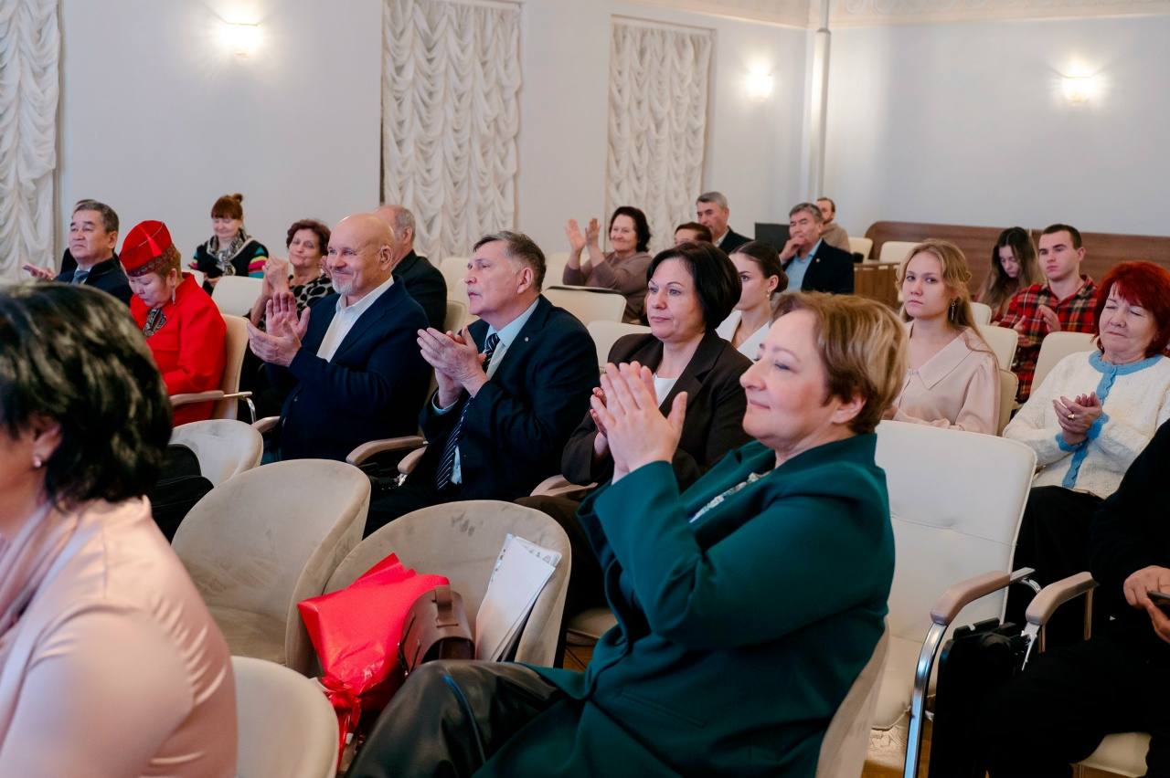 Тувинский писатель Юрий Дарбаа стал лауреатом Всероссийского литературного конкурса «Твои защитники, Россия» Тувинский писатель Юрий Дарбаа стал лауреатом Всероссийского литературного конкурса «Твои защитники, Россия»