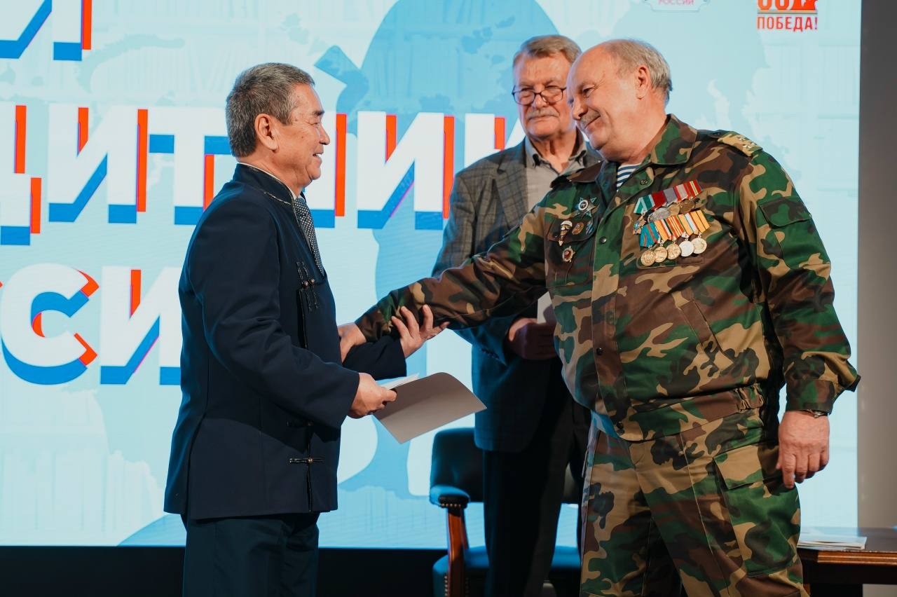 Тувинский писатель Юрий Дарбаа стал лауреатом Всероссийского литературного конкурса «Твои защитники, Россия» Тувинский писатель Юрий Дарбаа стал лауреатом Всероссийского литературного конкурса «Твои защитники, Россия»