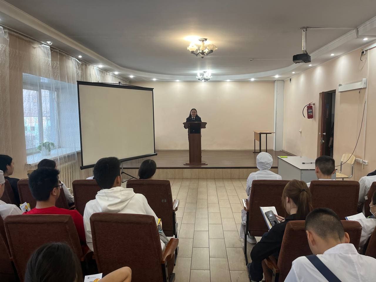 Сотрудники УМВД России по г. Кызылу провели профилактические беседы в образовательных учреждениях Сотрудники УМВД России по г. Кызылу провели профилактические беседы в образовательных учреждениях