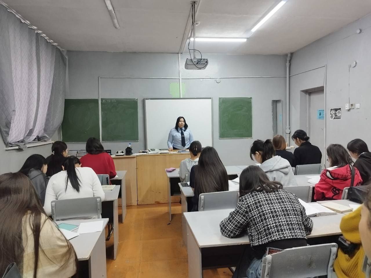 Сотрудники УМВД России по г. Кызылу провели профилактические беседы в образовательных учреждениях Сотрудники УМВД России по г. Кызылу провели профилактические беседы в образовательных учреждениях