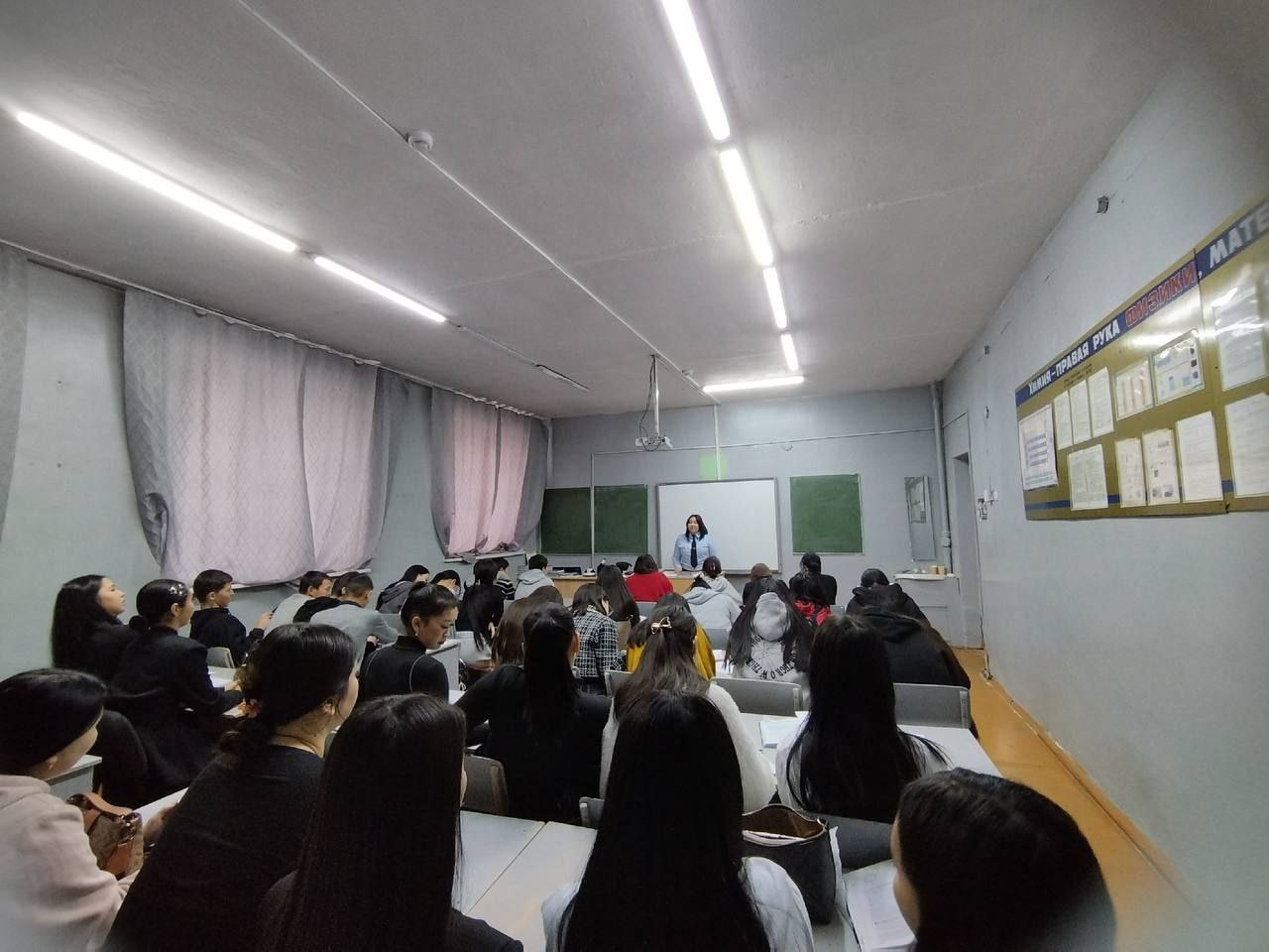 Сотрудники УМВД России по г. Кызылу провели профилактические беседы в образовательных учреждениях Сотрудники УМВД России по г. Кызылу провели профилактические беседы в образовательных учреждениях