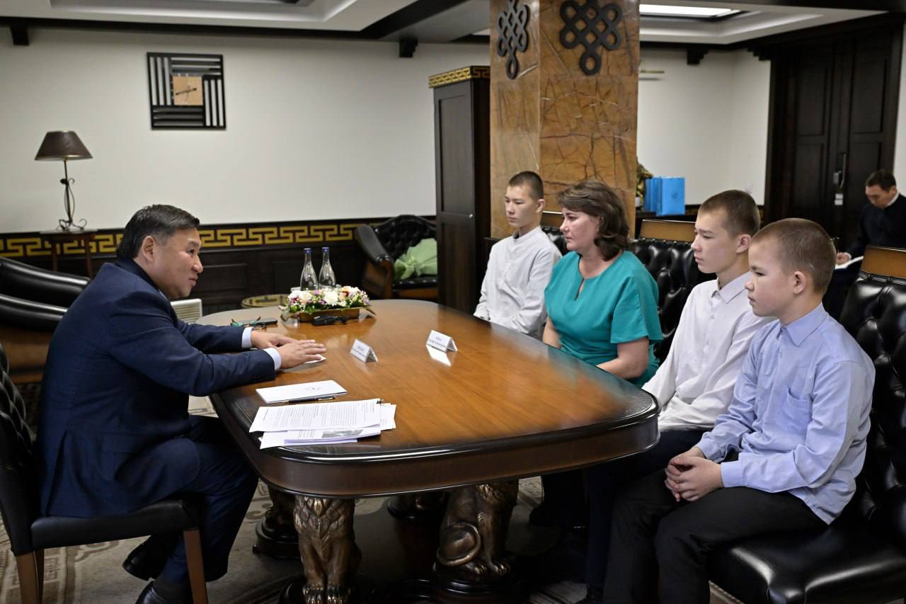 Глава Тувы провёл личный приём граждан и поддержал патриотические инициативы Глава Тувы провёл личный приём граждан и поддержал патриотические инициативы