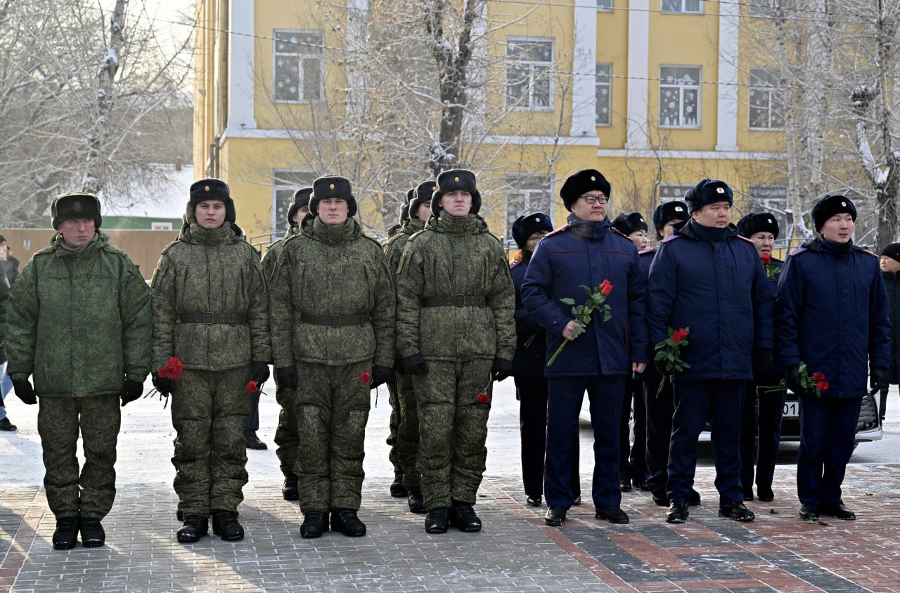 В Кызыле сегодня состоялся торжественный митинг, посвященный Дню Героев Отечества В Кызыле сегодня состоялся торжественный митинг, посвященный Дню Героев Отечества