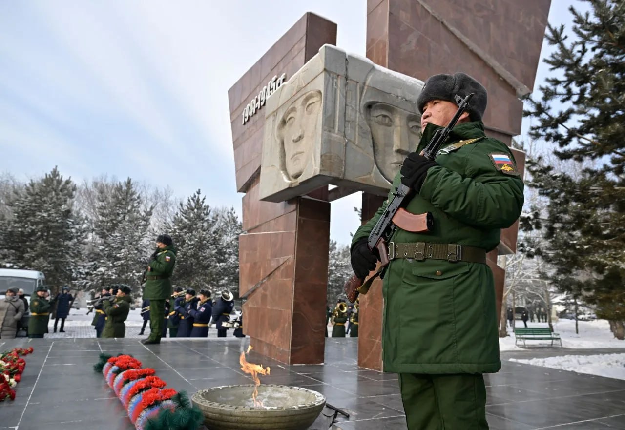 В Кызыле сегодня состоялся торжественный митинг, посвященный Дню Героев Отечества В Кызыле сегодня состоялся торжественный митинг, посвященный Дню Героев Отечества
