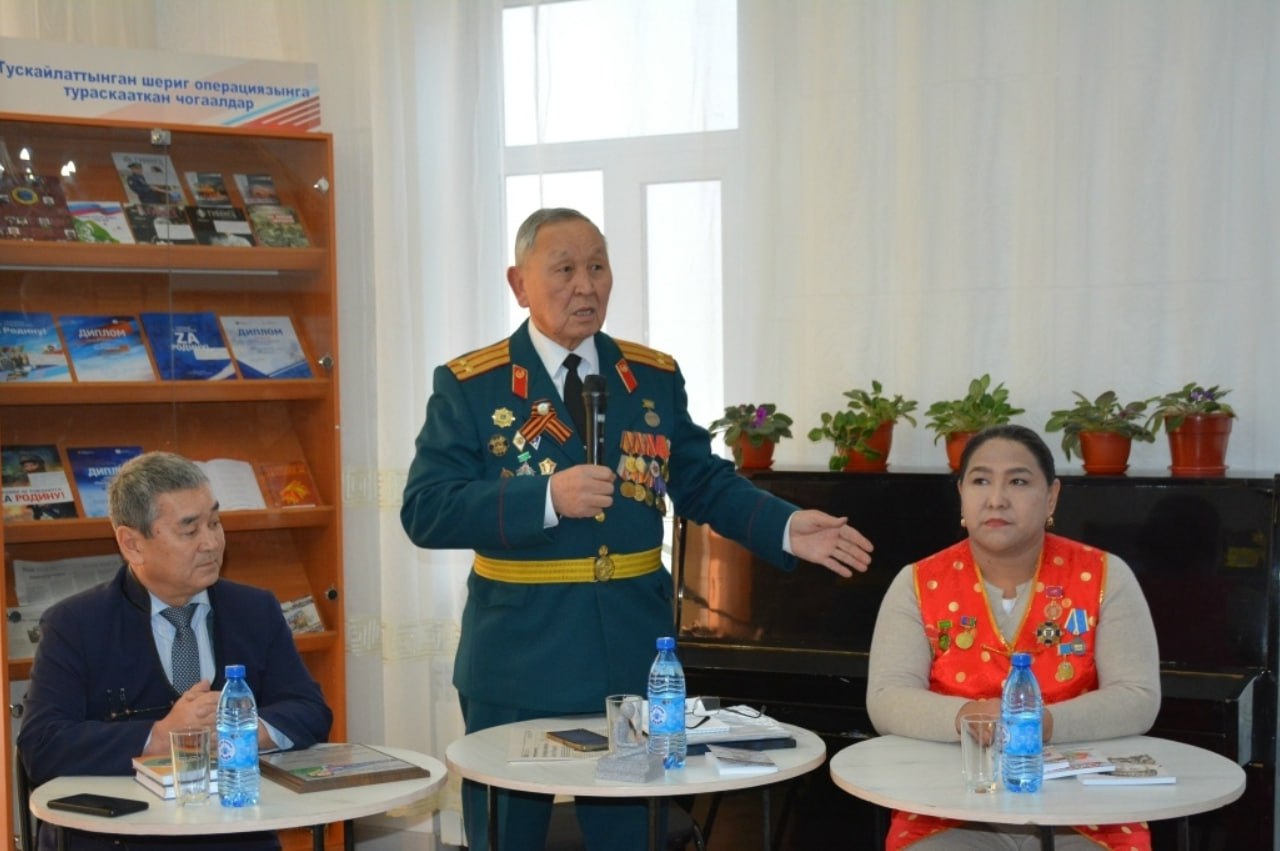 Тываны эрес-дидим дайынчыларыны дугайында бижип турар чогаалчылар-биле ужуражылга