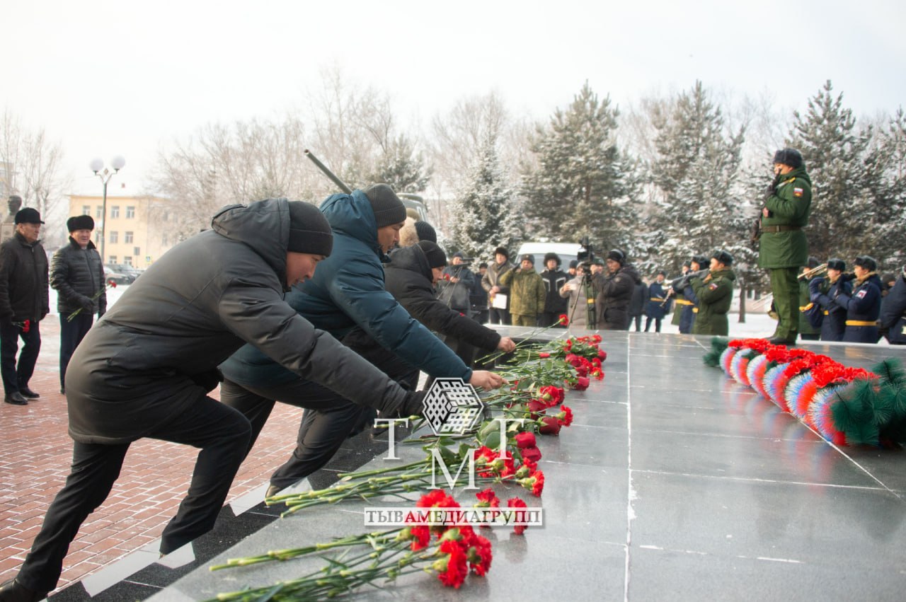 В Туве почтили память Героев Отечества В Туве почтили память Героев Отечества