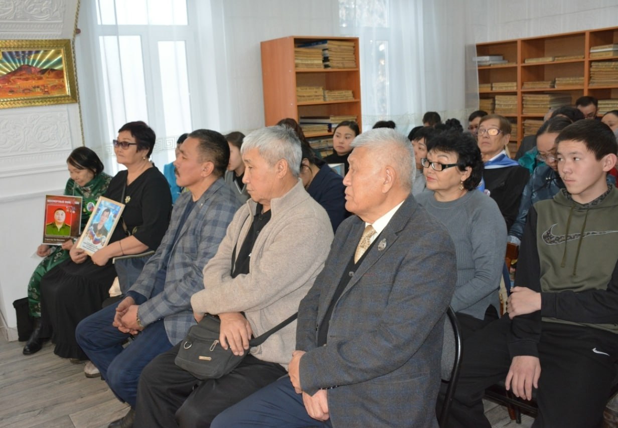 Тываны эрес-дидим дайынчыларыны дугайында бижип турар чогаалчылар-биле ужуражылга Тываны эрес-дидим дайынчыларыны дугайында бижип турар чогаалчылар-биле ужуражылга