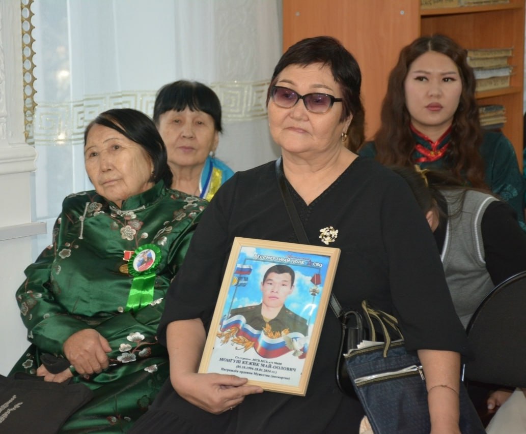 Тываны эрес-дидим дайынчыларыны дугайында бижип турар чогаалчылар-биле ужуражылга Тываны эрес-дидим дайынчыларыны дугайында бижип турар чогаалчылар-биле ужуражылга