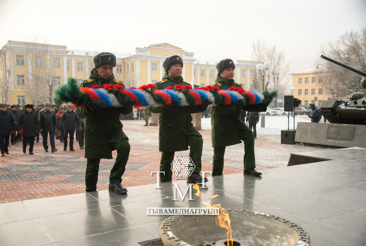 В Туве почтили память Героев Отечества В Туве почтили память Героев Отечества