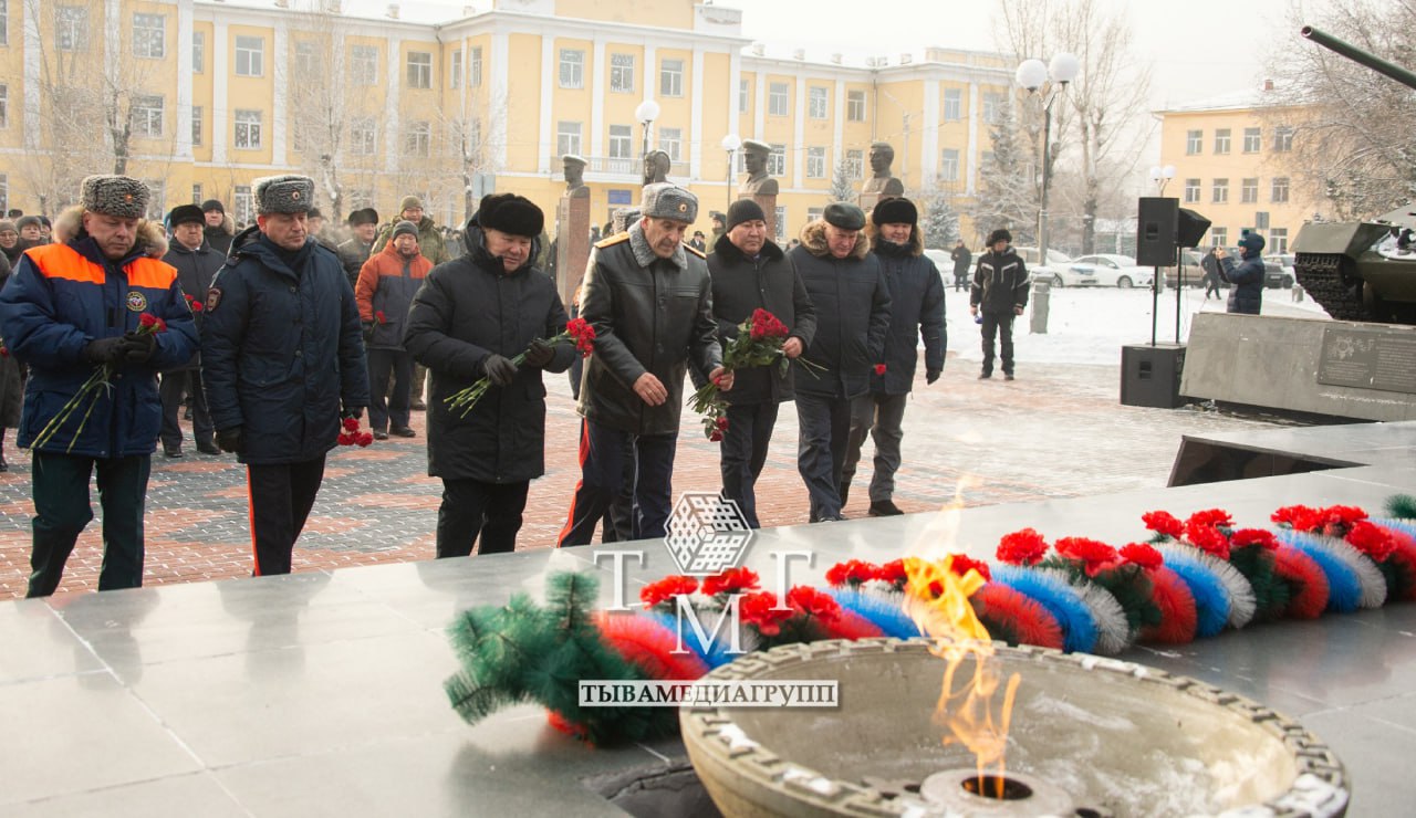 В Туве почтили память Героев Отечества В Туве почтили память Героев Отечества
