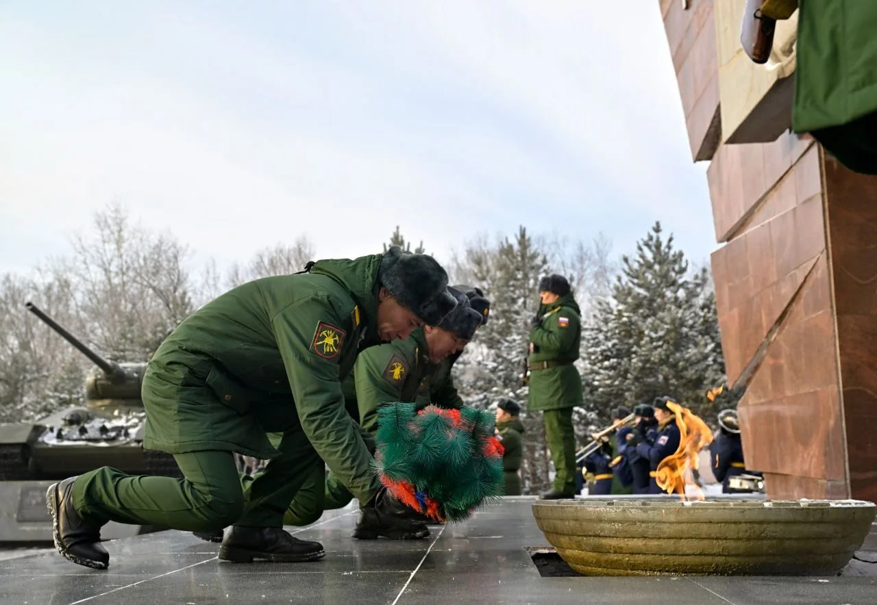 В Кызыле сегодня состоялся торжественный митинг, посвященный Дню Героев Отечества В Кызыле сегодня состоялся торжественный митинг, посвященный Дню Героев Отечества