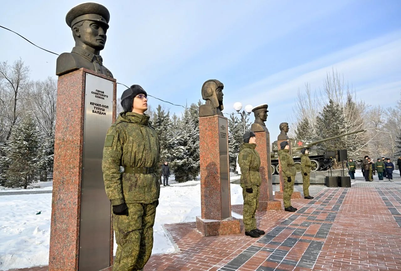 В Кызыле сегодня состоялся торжественный митинг, посвященный Дню Героев Отечества В Кызыле сегодня состоялся торжественный митинг, посвященный Дню Героев Отечества