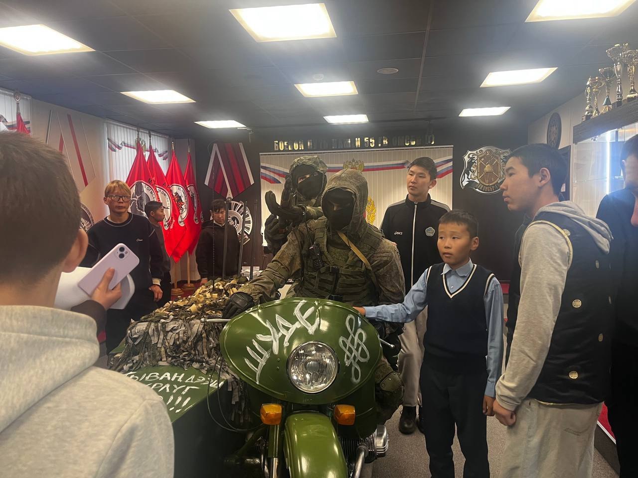 Школьники из Дзун-Хемчикского района побывали на территории 55-й бригады Школьники из Дзун-Хемчикского района побывали на территории 55-й бригады