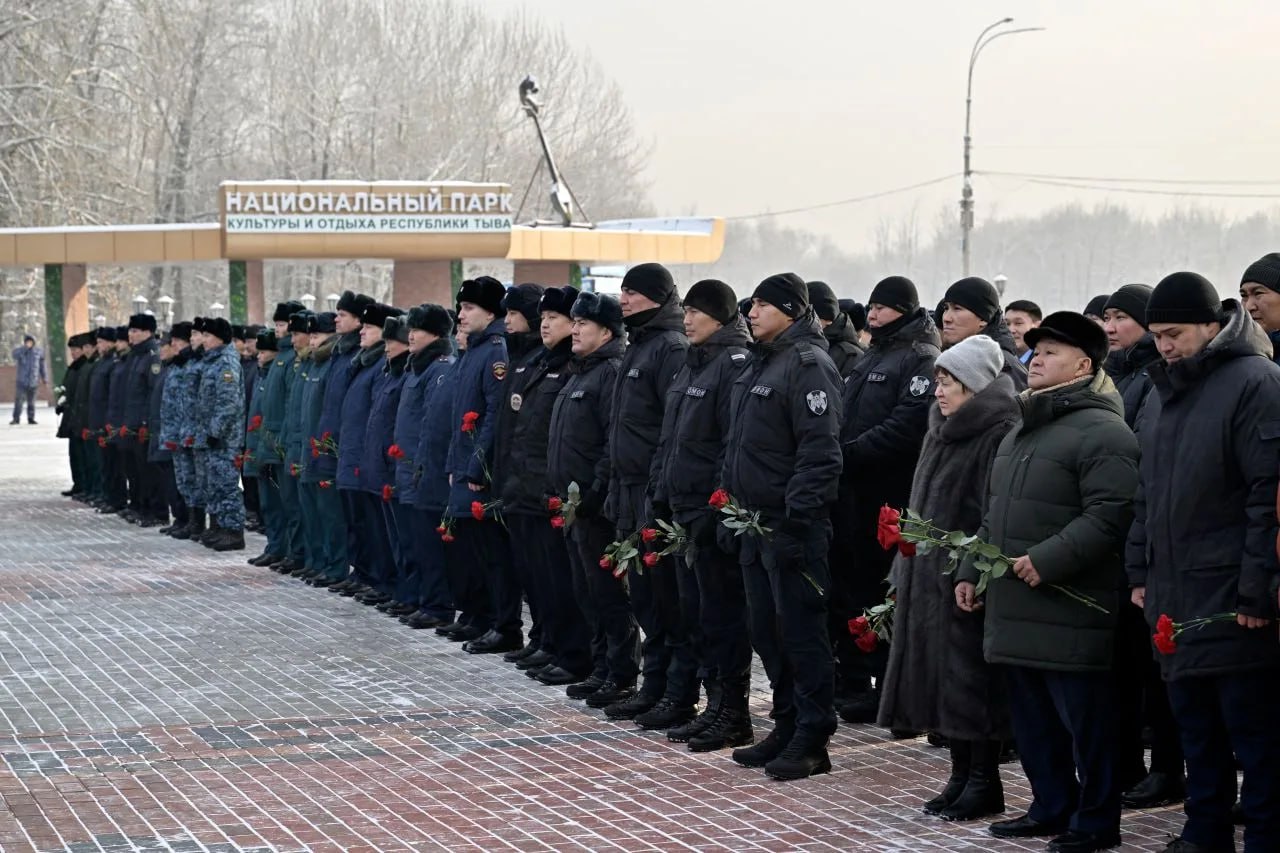 В Кызыле сегодня состоялся торжественный митинг, посвященный Дню Героев Отечества В Кызыле сегодня состоялся торжественный митинг, посвященный Дню Героев Отечества