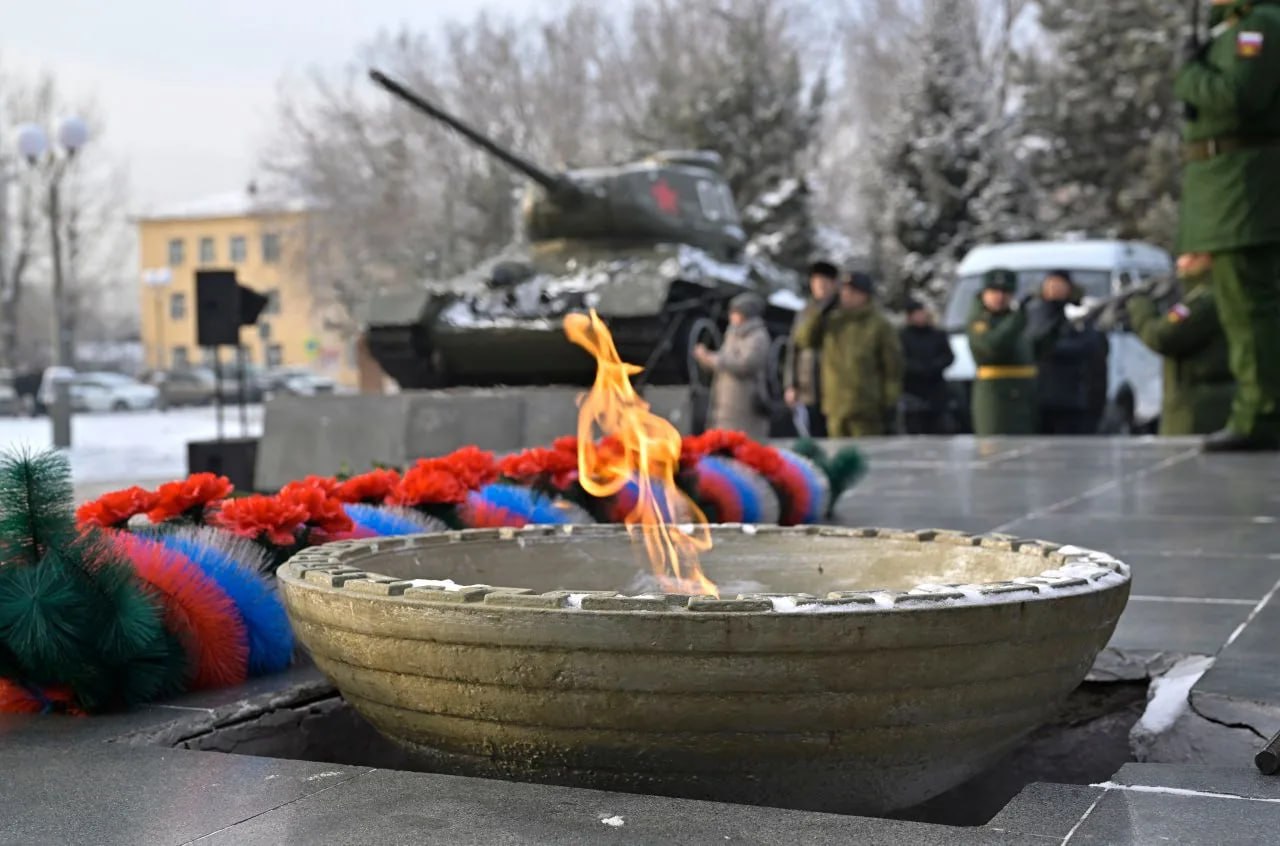 В Кызыле сегодня состоялся торжественный митинг, посвященный Дню Героев Отечества В Кызыле сегодня состоялся торжественный митинг, посвященный Дню Героев Отечества