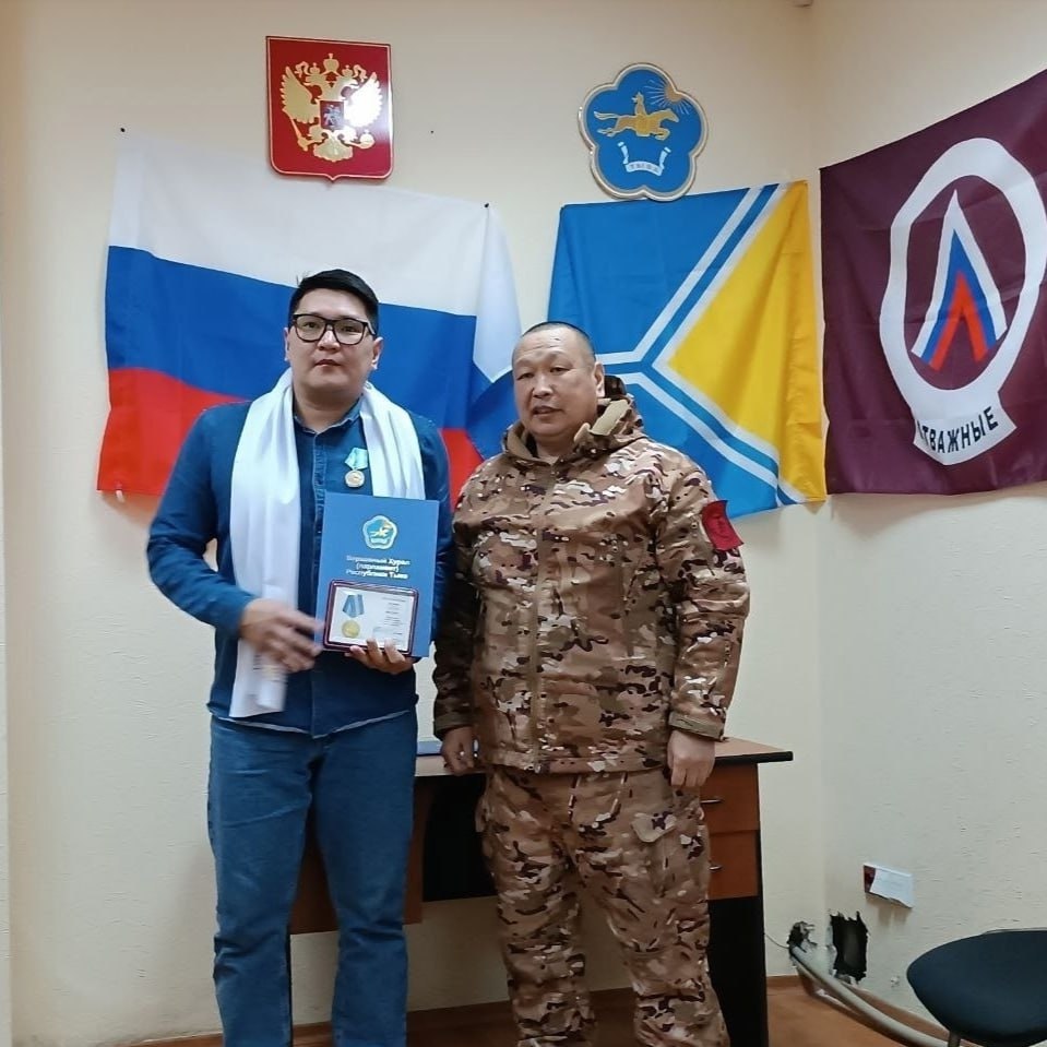 Салаан Тюлюш – ис чок читкен дайынчыларны дилээринге дузалажып турар Салаан Тюлюш – ис чок читкен дайынчыларны дилээринге дузалажып турар