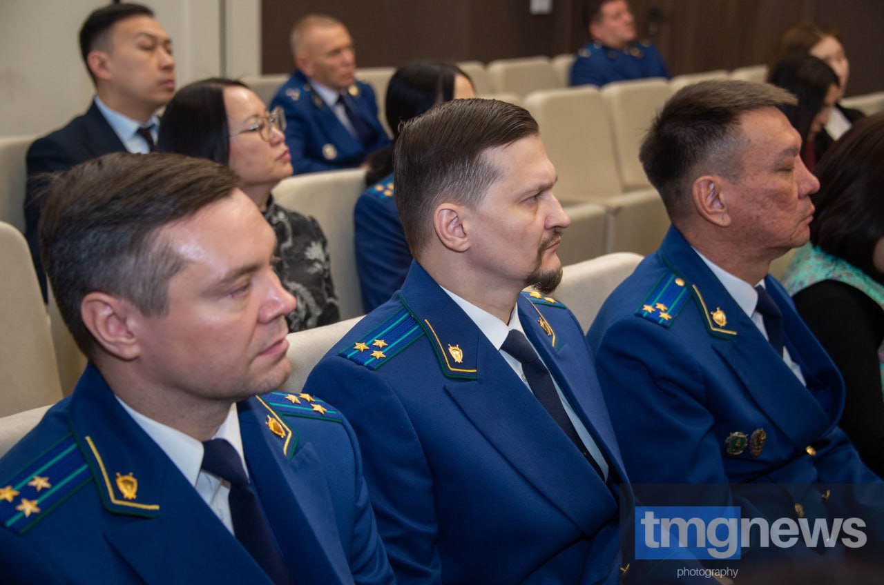 В Туве представили нового прокурора республики Евгения Ботвинкина В Туве представили нового прокурора республики Евгения Ботвинкина