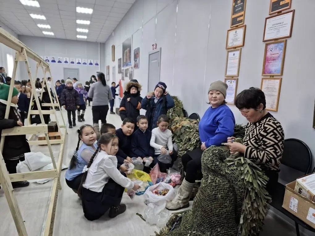 Школьники из Монгун-Тайги помогают односельчанам Школьники из Монгун-Тайги помогают односельчанам