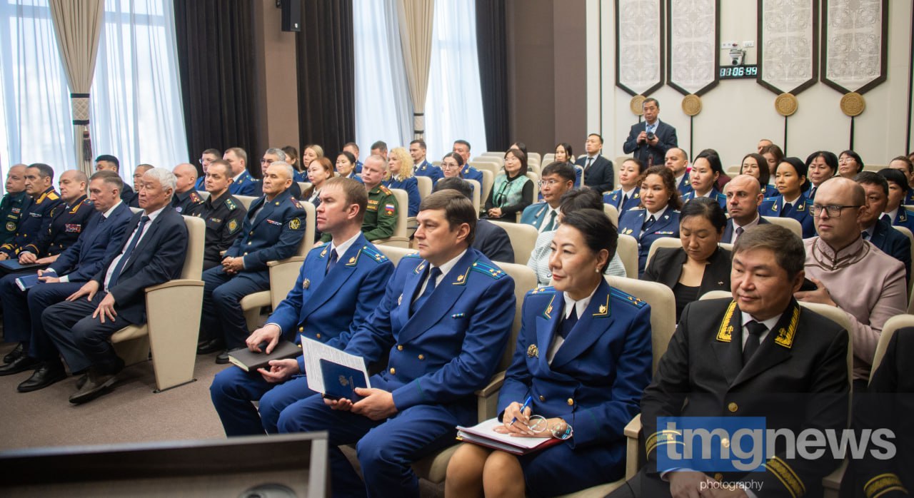 В Туве представили нового прокурора республики Евгения Ботвинкина В Туве представили нового прокурора республики Евгения Ботвинкина