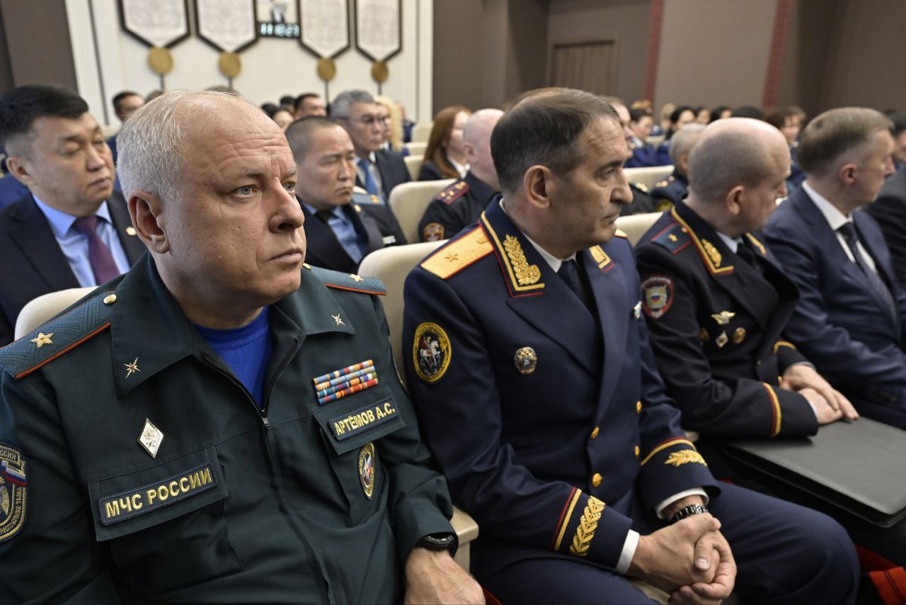 Начальник Главного управления МЧС России по Республике Тыва генерал-майор внутренней службы Алексей Серафимович Артёмов принял участие в представлении Прокурора Республики Тыва Начальник Главного управления МЧС России по Республике Тыва генерал-майор внутренней службы Алексей Серафимович Артёмов принял участие в представлении Прокурора Республики Тыва