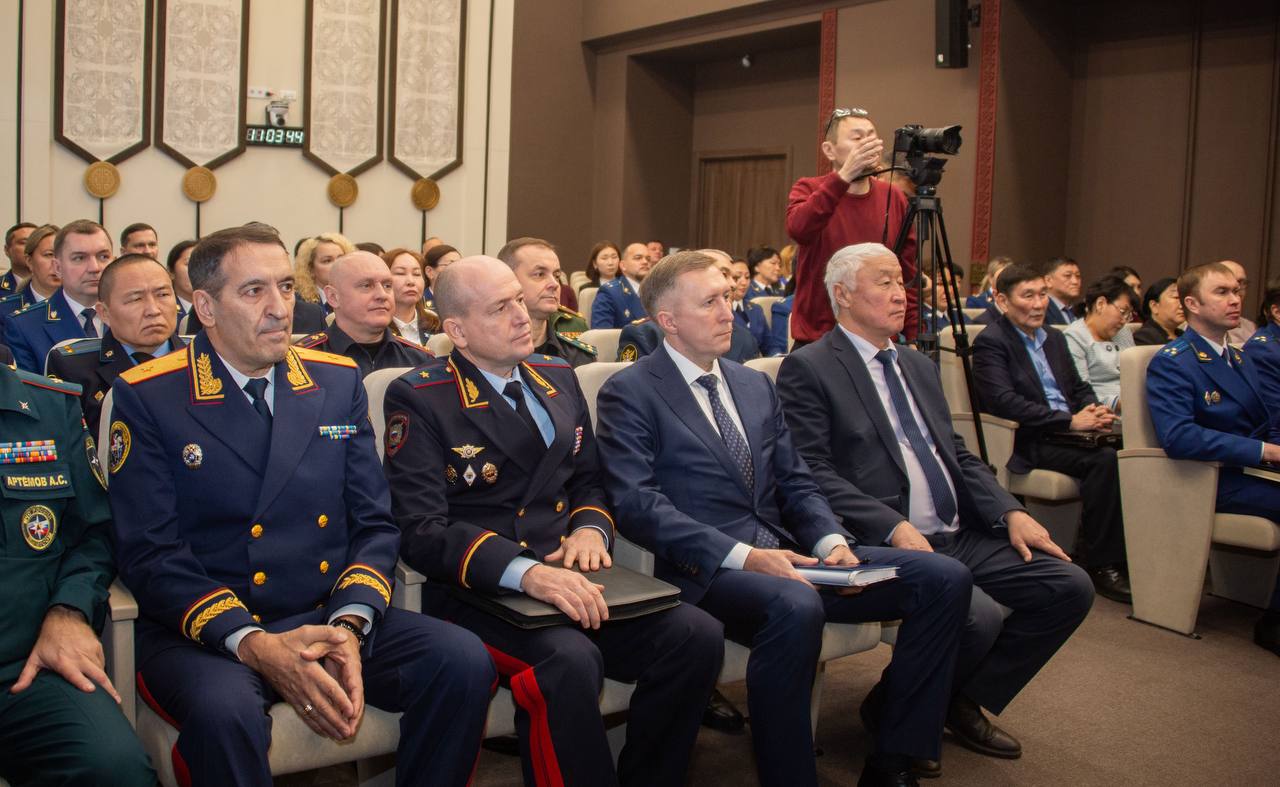 Заместитель Генерального прокурора России Сергей Зайцев представил коллективу прокуратуры нового прокурора Республики Тыва Евгения Ботвинкина Заместитель Генерального прокурора России Сергей Зайцев представил коллективу прокуратуры нового прокурора Республики Тыва Евгения Ботвинкина