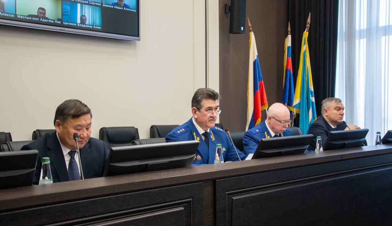 Заместитель Генерального прокурора России Сергей Зайцев представил коллективу прокуратуры нового прокурора Республики Тыва Евгения Ботвинкина Заместитель Генерального прокурора России Сергей Зайцев представил коллективу прокуратуры нового прокурора Республики Тыва Евгения Ботвинкина