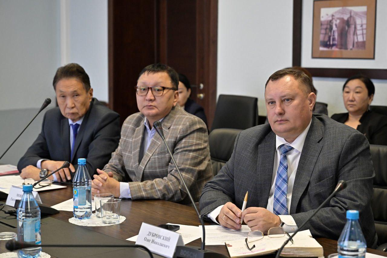 Глава Тувы обсудил с учёными, представителями духовенства и органов власти программу IV Международного буддийского форума Глава Тувы обсудил с учёными, представителями духовенства и органов власти программу IV Международного буддийского форума