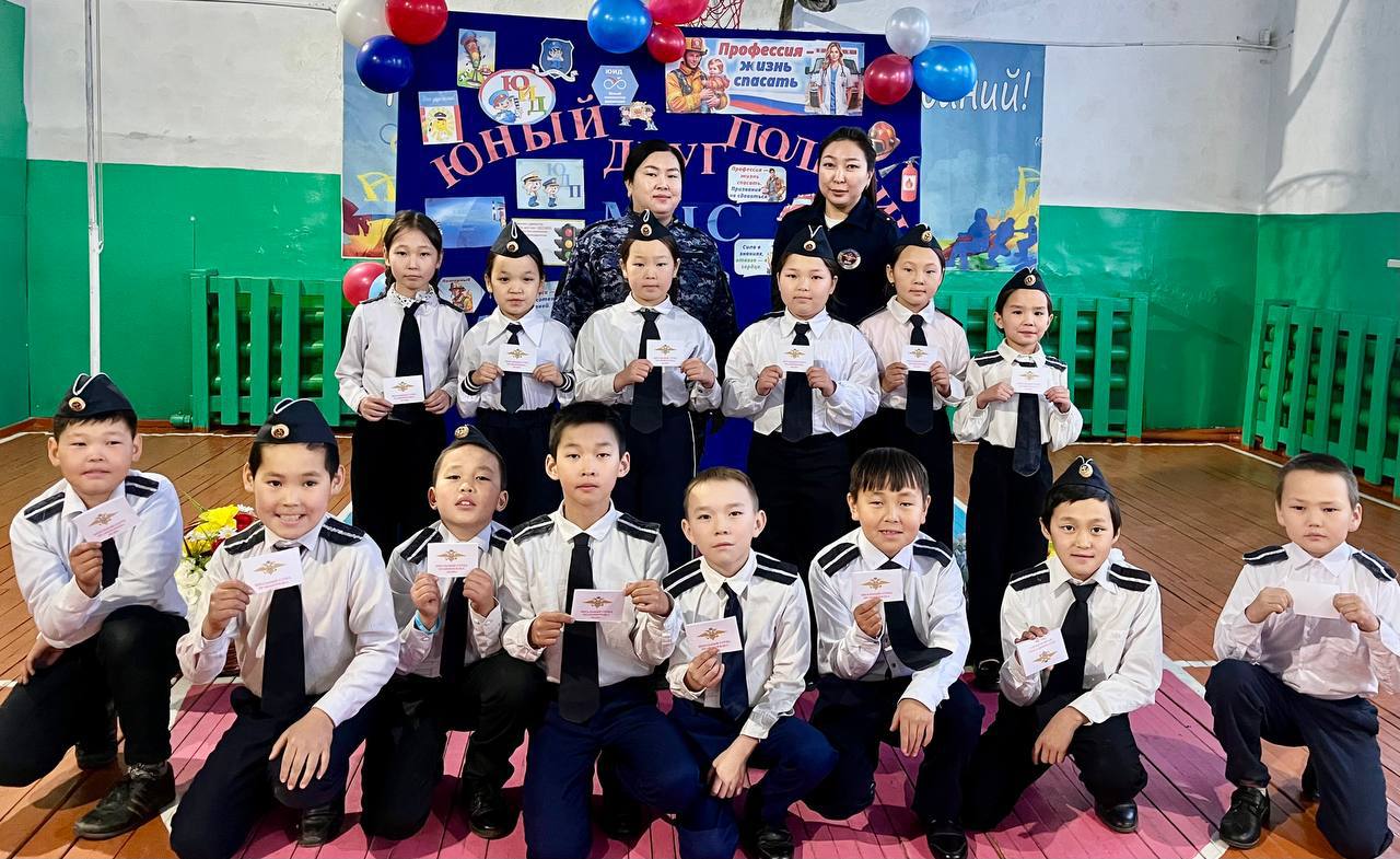 В Дзун-Хемчикском районе прошла торжественная церемония посвящения школьников в ряды юных инспекторов движения, юных друзей полиции и юных спасателей В Дзун-Хемчикском районе прошла торжественная церемония посвящения школьников в ряды юных инспекторов движения, юных друзей полиции и юных спасателей