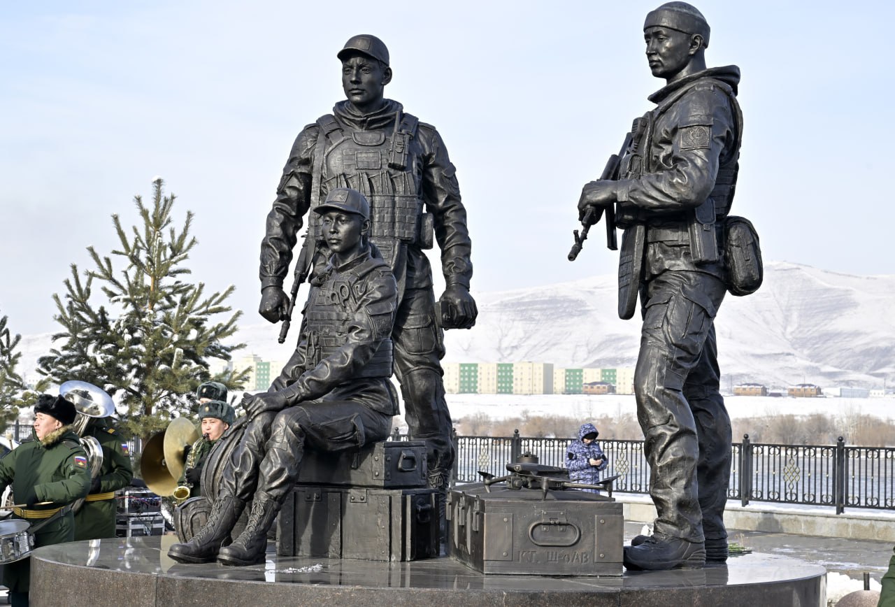 В ходе прямого эфира Глава Тувы Владислав Ховалыг назвал среди достижений уходящего года, объявленного Президентом Владимиром Путиным Годом Защитника Отечества, установку в Кызыле двух значимых мемориалов – памятника... В ходе прямого эфира Глава Тувы Владислав Ховалыг назвал среди достижений уходящего года, объявленного Президентом Владимиром Путиным Годом Защитника Отечества, установку в Кызыле двух значимых мемориалов – памятника...