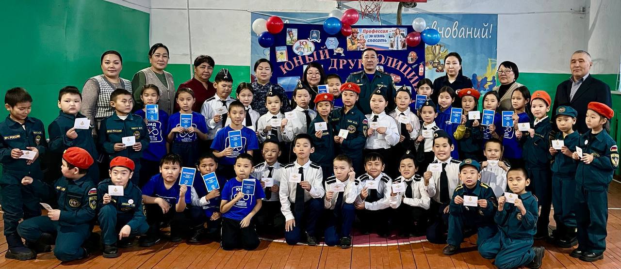 В Дзун-Хемчикском районе прошла торжественная церемония посвящения школьников в ряды юных инспекторов движения, юных друзей полиции и юных спасателей В Дзун-Хемчикском районе прошла торжественная церемония посвящения школьников в ряды юных инспекторов движения, юных друзей полиции и юных спасателей