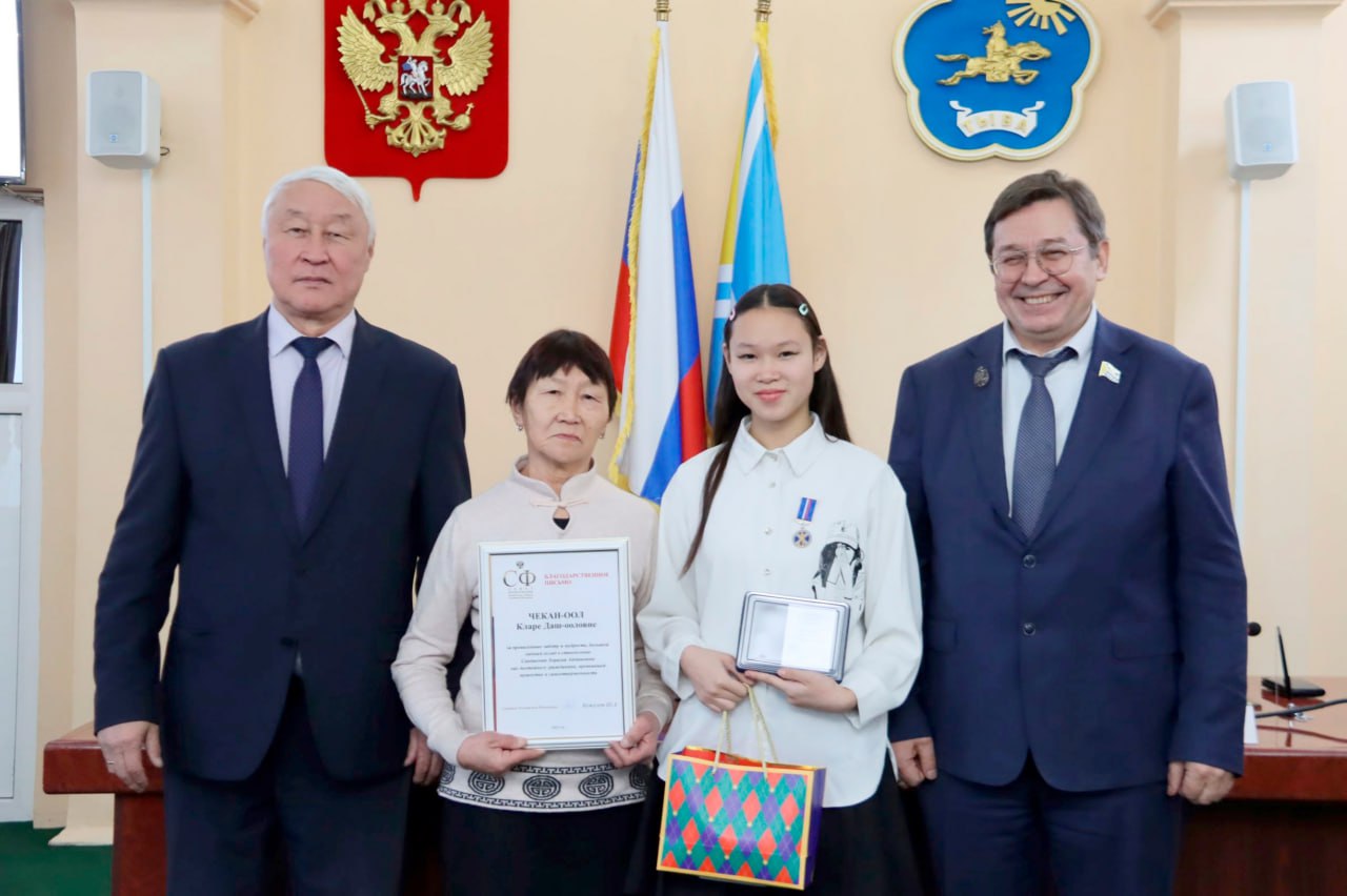 Школьников Тувы наградили медалью Совета Федерации «За проявленное мужество» Школьников Тувы наградили медалью Совета Федерации «За проявленное мужество»