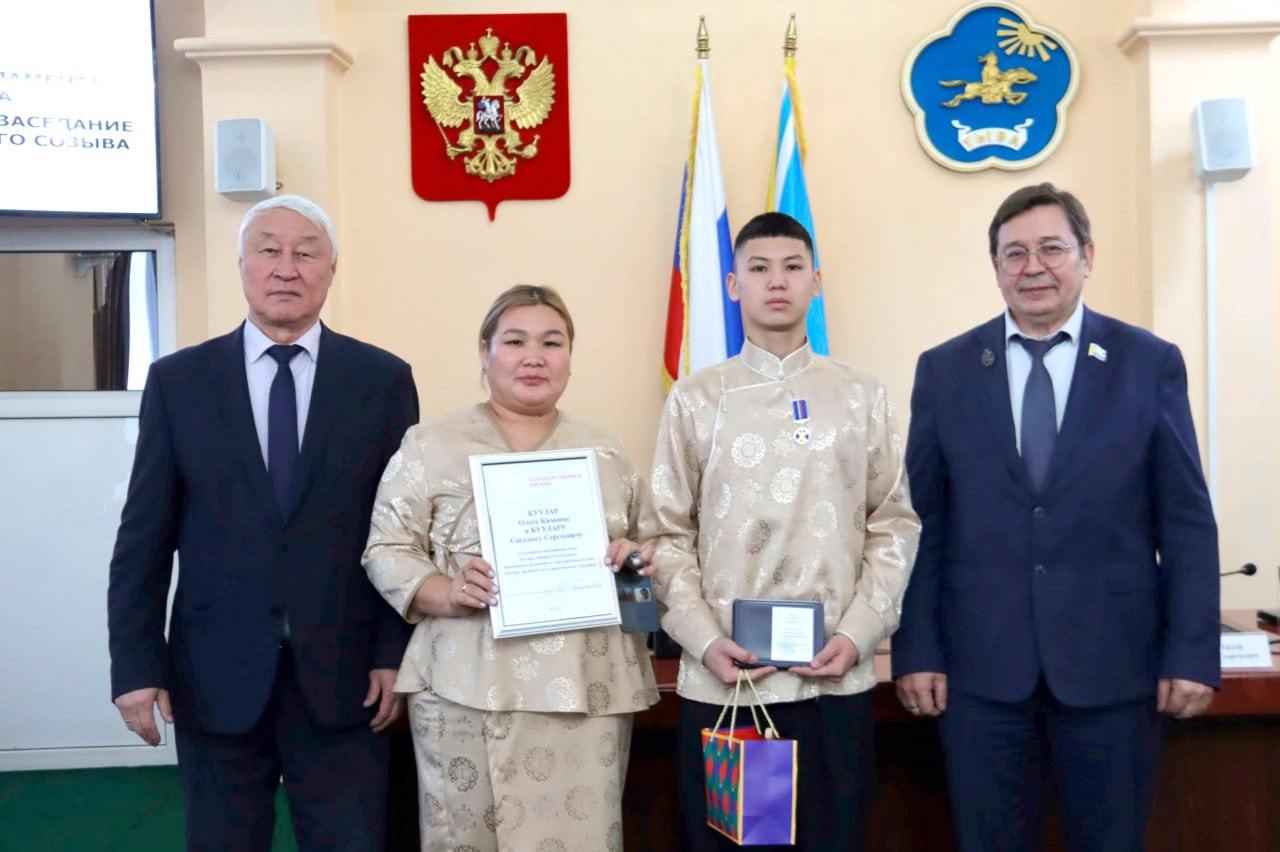 Школьников Тувы наградили медалью Совета Федерации «За проявленное мужество» Школьников Тувы наградили медалью Совета Федерации «За проявленное мужество»