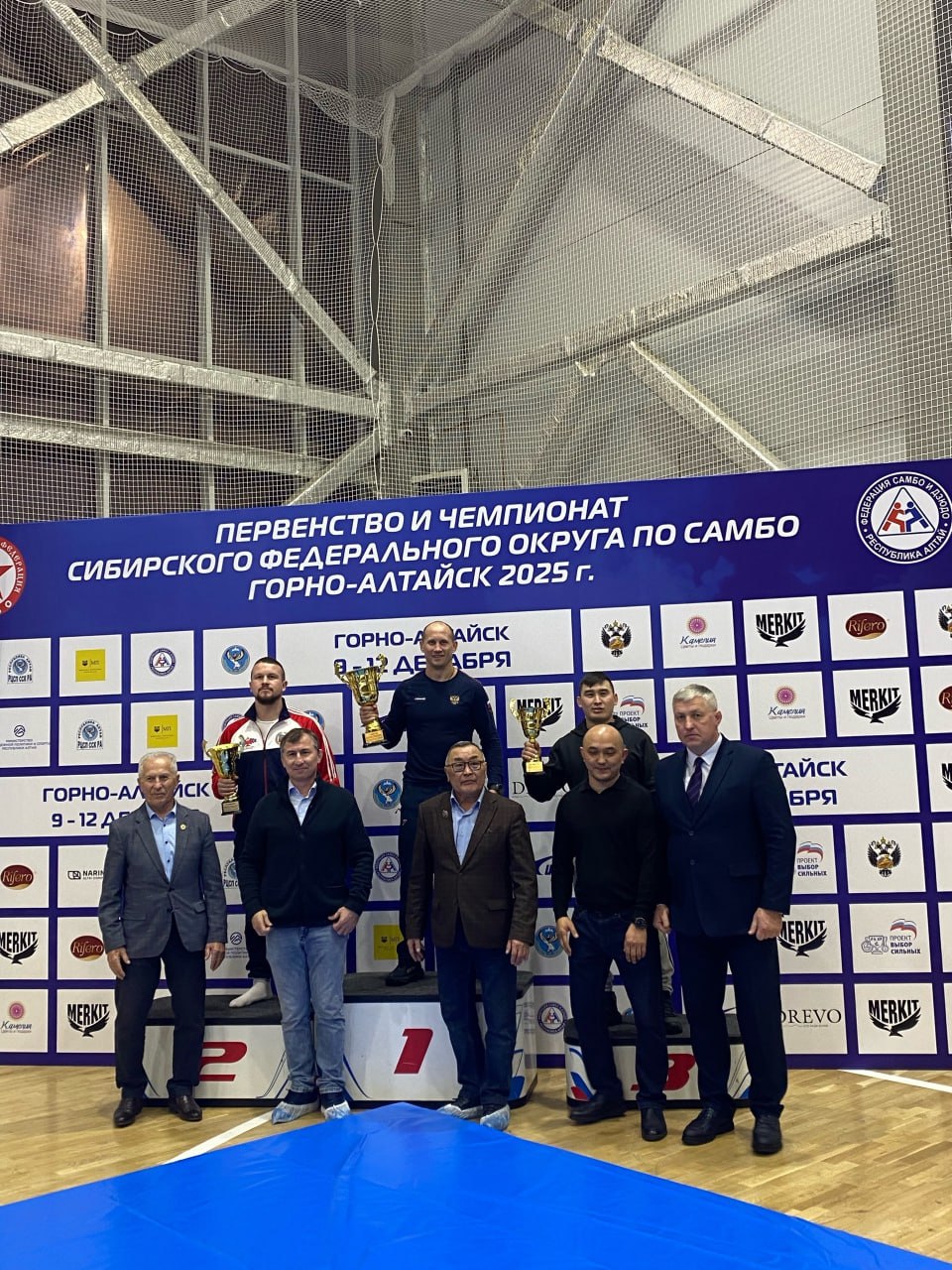 Самбисты из Тувы завоевали золото и бронзу на первенстве Сибири в Горно-Алтайске