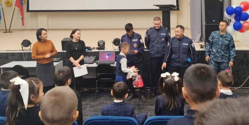 Госавтоинспекторы Тандинского района вручили благодарности и сладкие подарки ребятам, нашедшим брошенное транспортное средство Госавтоинспекторы Тандинского района вручили благодарности и сладкие подарки ребятам, нашедшим брошенное транспортное средство