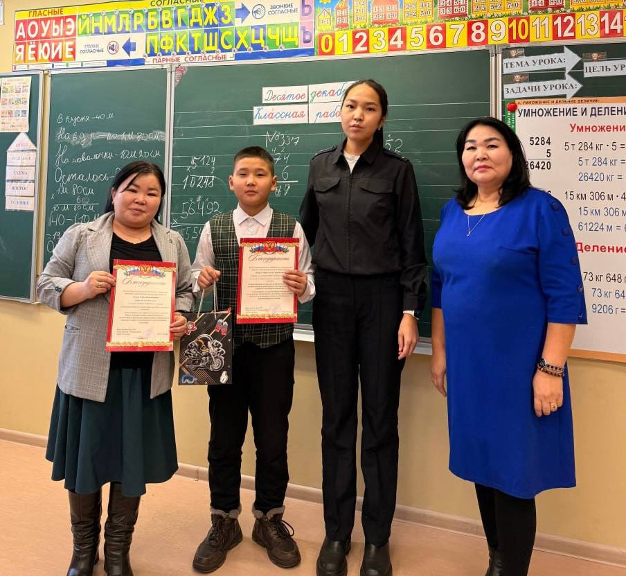 Госавтоинспекторы Тандинского района вручили благодарности и сладкие подарки ребятам, нашедшим брошенное транспортное средство Госавтоинспекторы Тандинского района вручили благодарности и сладкие подарки ребятам, нашедшим брошенное транспортное средство