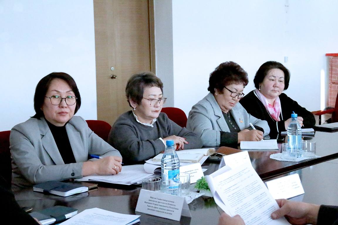 Депутаты Тувы провели рабочий выезд в Овюрский район в рамках проекта «Чужих детей не бывает» Депутаты Тувы провели рабочий выезд в Овюрский район в рамках проекта «Чужих детей не бывает»