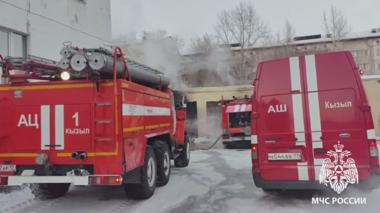 Крупный пожар потушили в гараже Тувинской государственной филармонии в Кызыле
