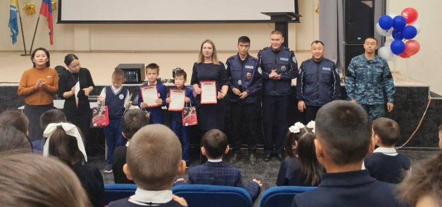 Госавтоинспекторы Тандинского района вручили благодарности и сладкие подарки ребятам, нашедшим брошенное транспортное средство Госавтоинспекторы Тандинского района вручили благодарности и сладкие подарки ребятам, нашедшим брошенное транспортное средство