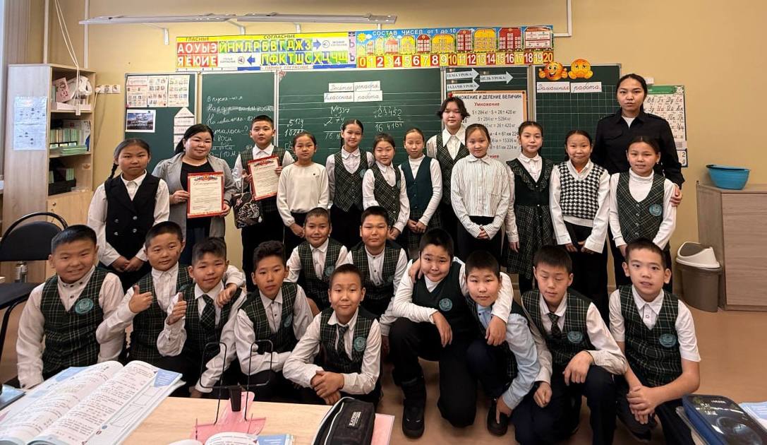 Госавтоинспекторы Тандинского района вручили благодарности и сладкие подарки ребятам, нашедшим брошенное транспортное средство Госавтоинспекторы Тандинского района вручили благодарности и сладкие подарки ребятам, нашедшим брошенное транспортное средство