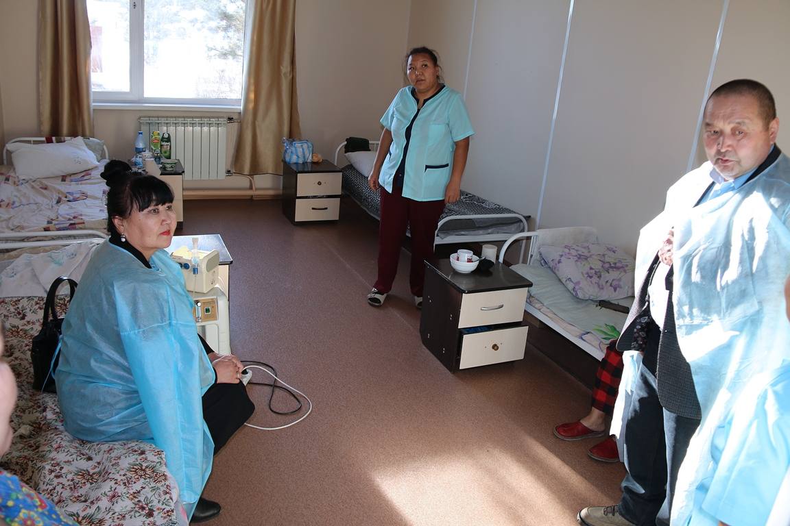 Депутаты Тувы провели рабочий выезд в Овюрский район в рамках проекта «Чужих детей не бывает» Депутаты Тувы провели рабочий выезд в Овюрский район в рамках проекта «Чужих детей не бывает»