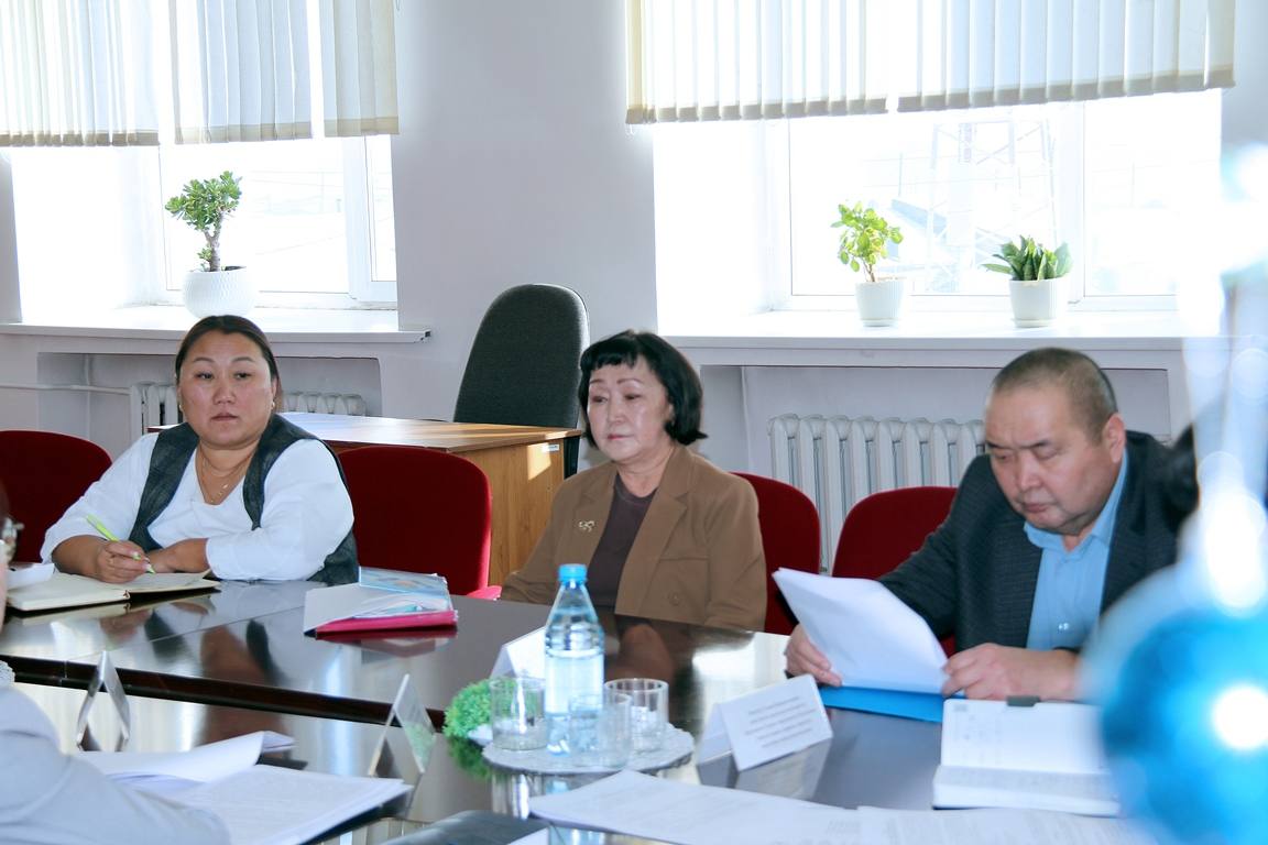 Депутаты Тувы провели рабочий выезд в Овюрский район в рамках проекта «Чужих детей не бывает» Депутаты Тувы провели рабочий выезд в Овюрский район в рамках проекта «Чужих детей не бывает»