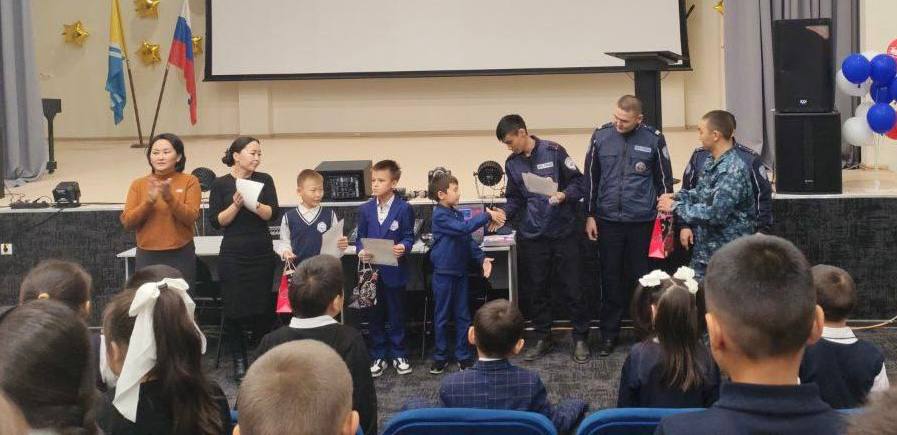 Госавтоинспекторы Тандинского района вручили благодарности и сладкие подарки ребятам, нашедшим брошенное транспортное средство Госавтоинспекторы Тандинского района вручили благодарности и сладкие подарки ребятам, нашедшим брошенное транспортное средство