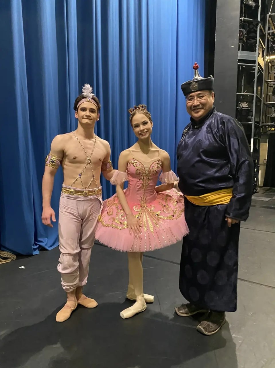 Сотрудники Центра тувинской культуры приняли участие в балетном спектакле «Бал сказок» в Санкт-Петербурге Сотрудники Центра тувинской культуры приняли участие в балетном спектакле «Бал сказок» в Санкт-Петербурге