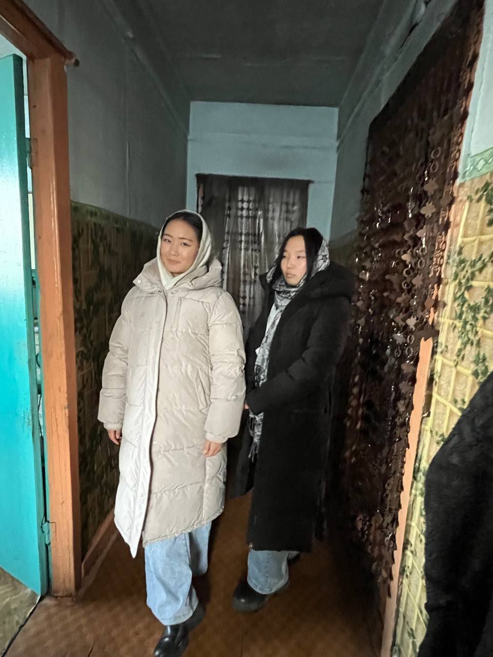 Студенты-строители из Шагонара помогли пожилой женщине с уборкой дома и двора Студенты-строители из Шагонара помогли пожилой женщине с уборкой дома и двора