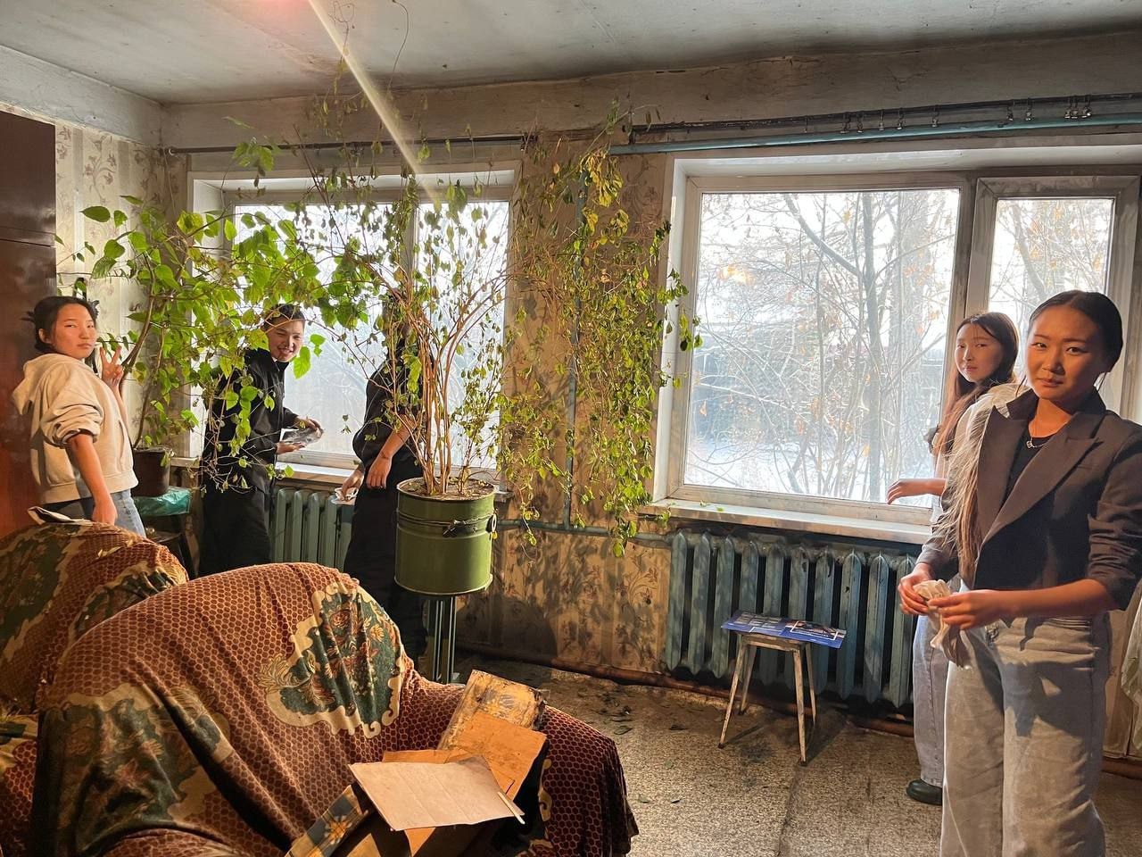 Студенты-строители из Шагонара помогли пожилой женщине с уборкой дома и двора Студенты-строители из Шагонара помогли пожилой женщине с уборкой дома и двора