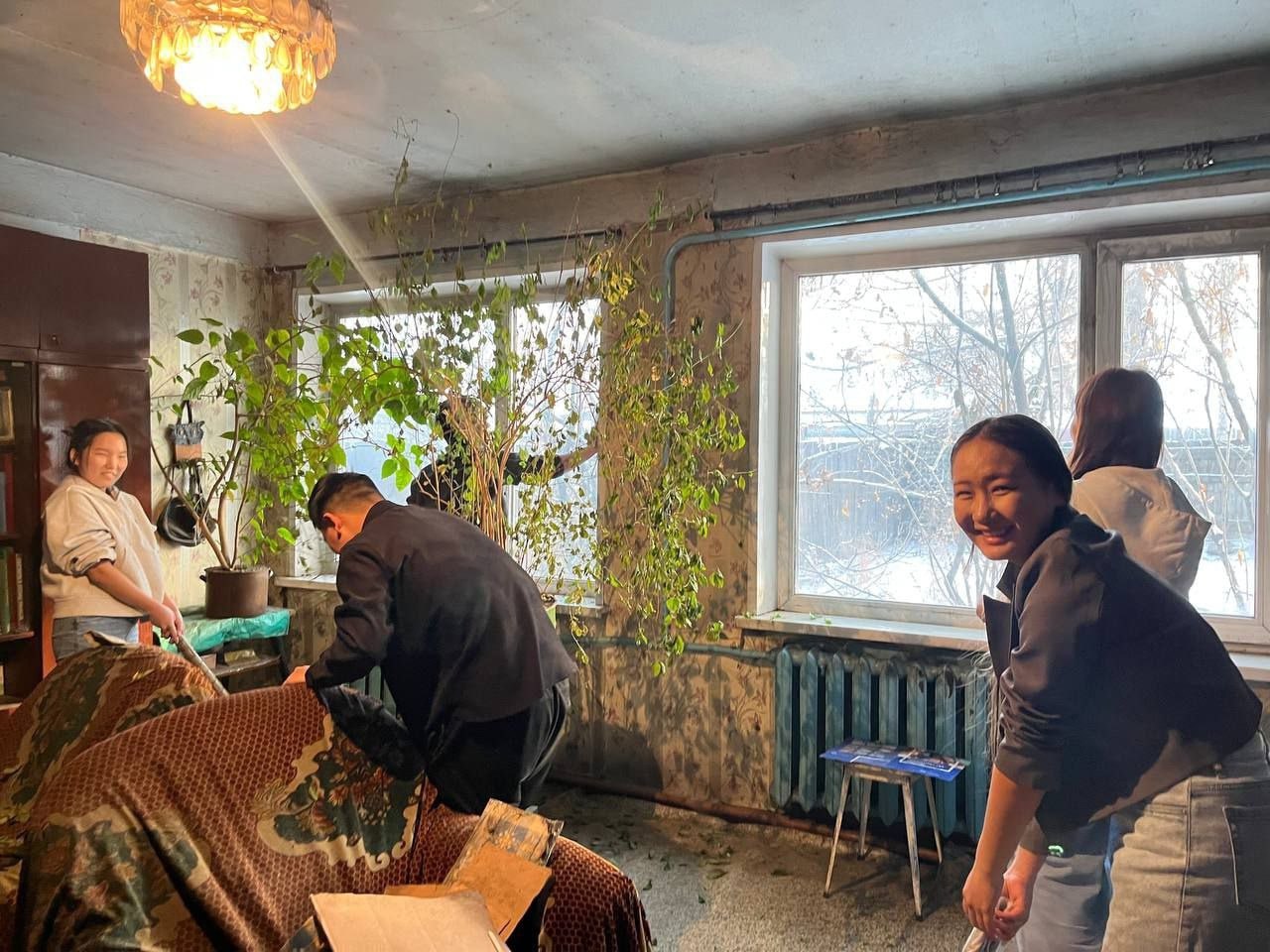 Студенты-строители из Шагонара помогли пожилой женщине с уборкой дома и двора Студенты-строители из Шагонара помогли пожилой женщине с уборкой дома и двора