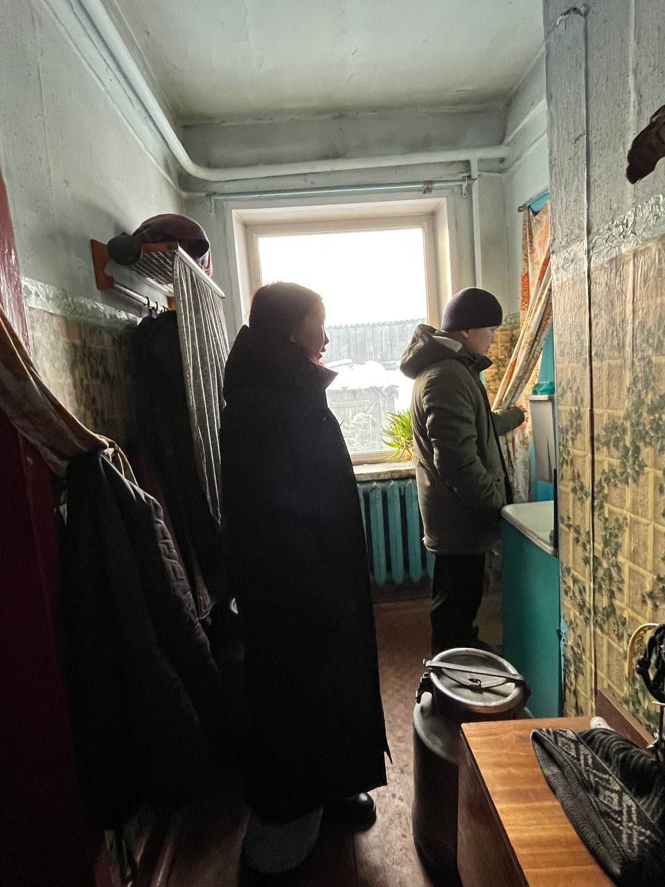 Студенты-строители из Шагонара помогли пожилой женщине с уборкой дома и двора Студенты-строители из Шагонара помогли пожилой женщине с уборкой дома и двора